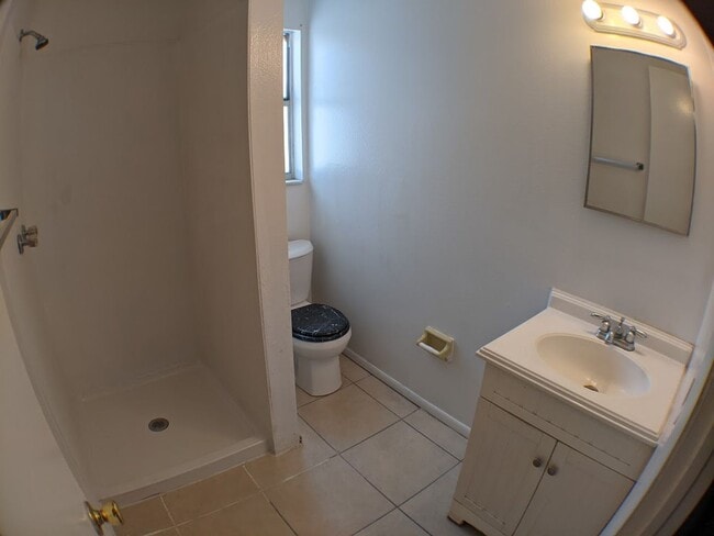 Building Photo - 3 Bedroom, 2 Bathrooms Apartment with Wate...
