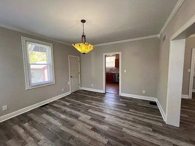 Building Photo - 2 Bedroom 1.5 Bath for rent in College Hill!