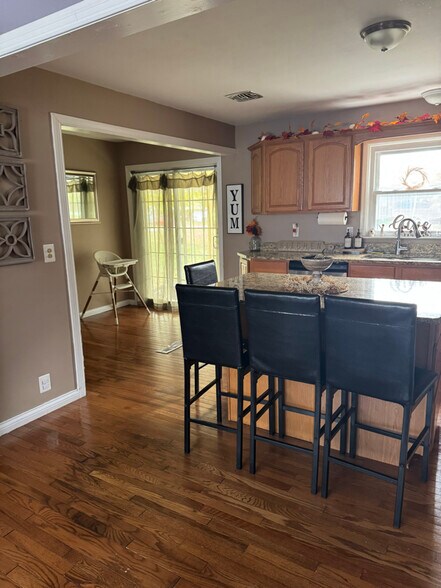 Building Photo - 637 2nd St