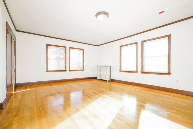 Building Photo - 1325 6th Ave