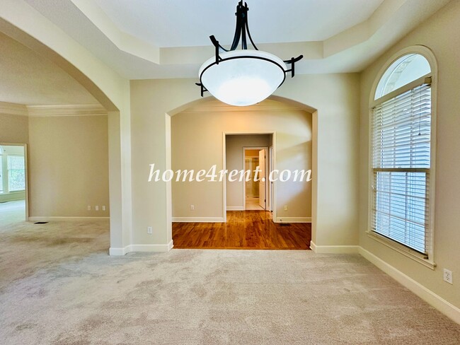 Building Photo - Exceptional 1.5 Story Home in the Prestigious Loch Lloyd Community!