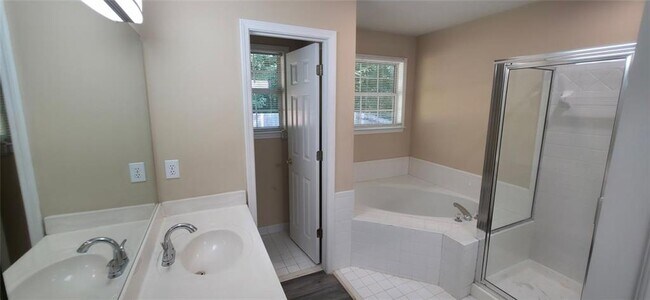 Building Photo - 2655 Westbury Ct