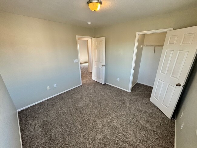 Building Photo - Beautiful 4Bed/2.5 Bath/2Car 2 Story Home nestled in this beautiful Southwest Community near Rhod...