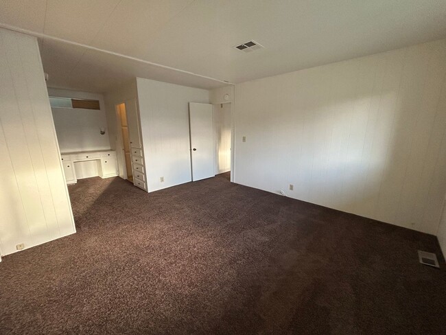 Building Photo - Cozy two bed two bath located in 55+ Commu...