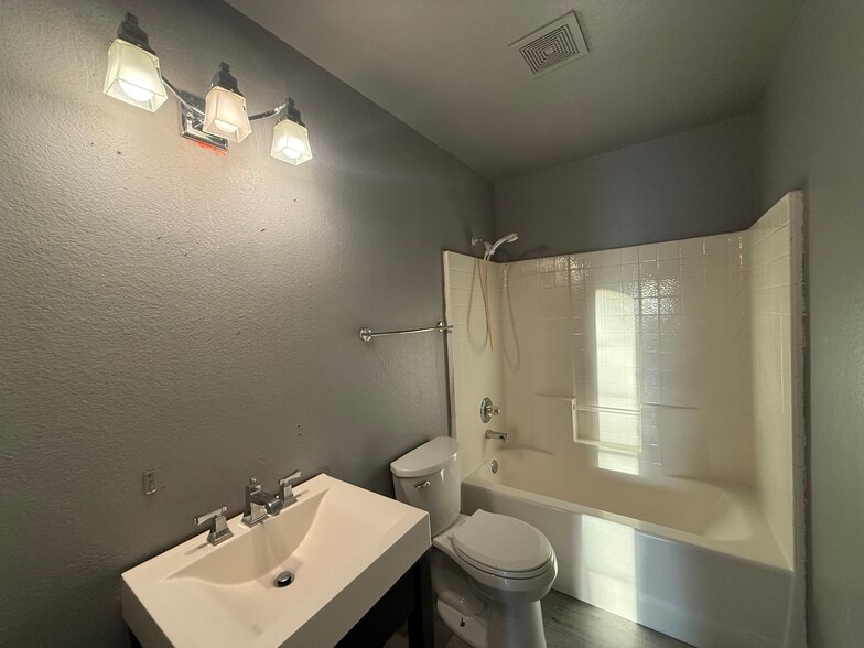 Building Photo - 1306 N Arthur St