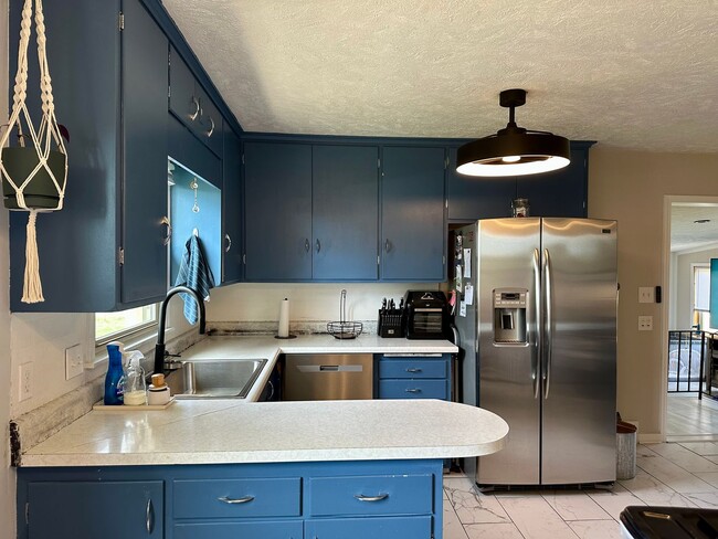 Building Photo - Beautiful house...RESERVE NOW FOR AUGUST 1...