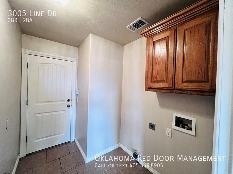 Building Photo - 3005 Line Dr