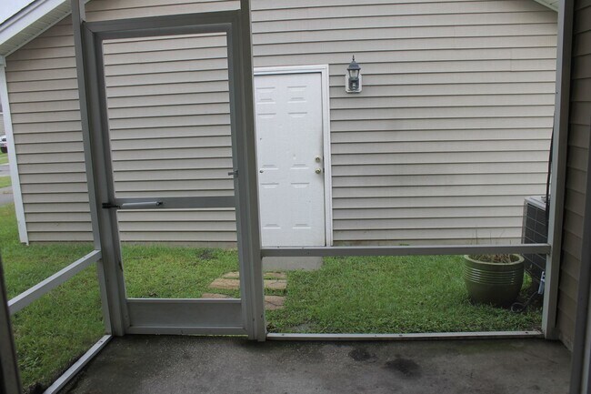 Building Photo - Four Bedroom Town Home with Two Car Garage in University Park-Renovated!