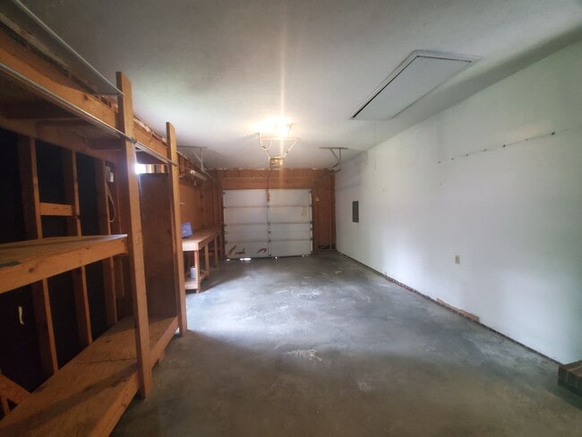 Building Photo - 5090 Summer Ridge Rd