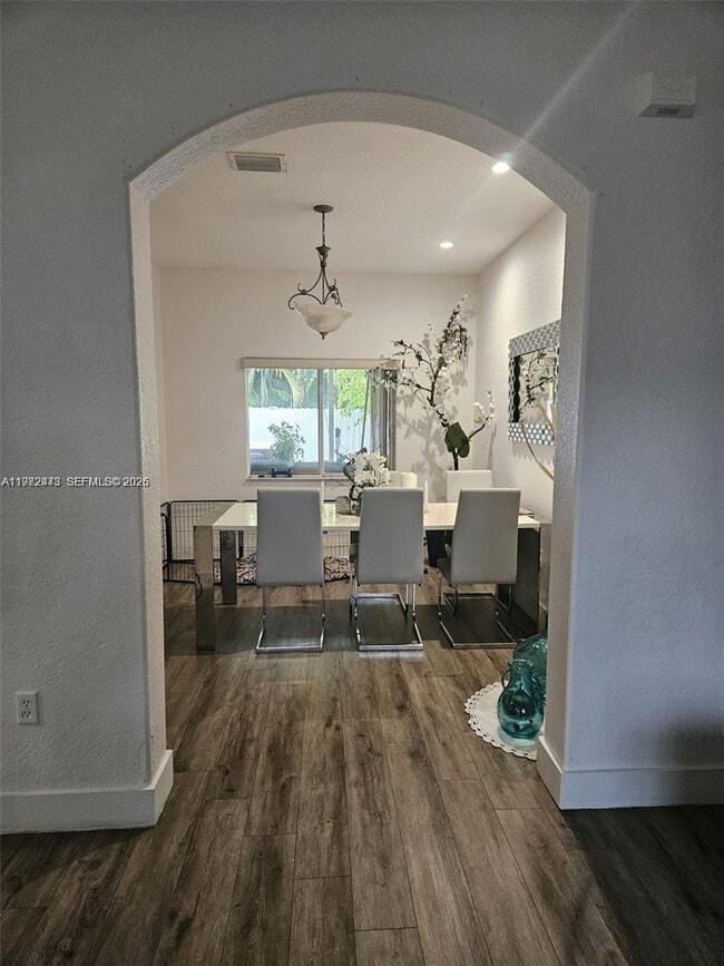 Building Photo - 718 SE 12th Ter