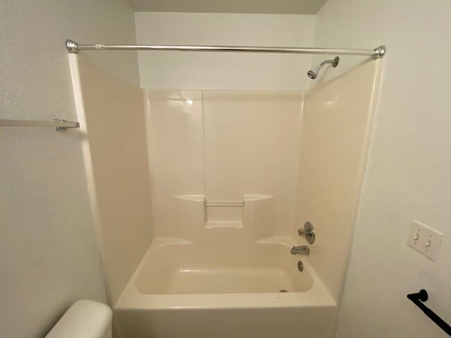 Building Photo - Candler - Two Bedroom updated apartment