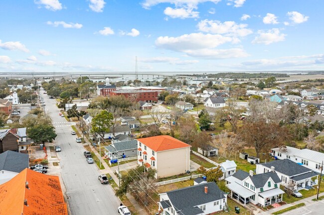 Building Photo - Newly Renovated Townhome