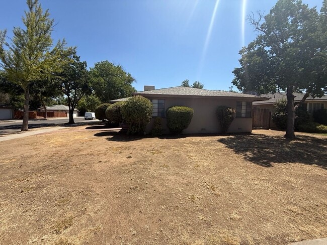 Building Photo - APPLY NOW!! 4 BEDROOM HOME!!