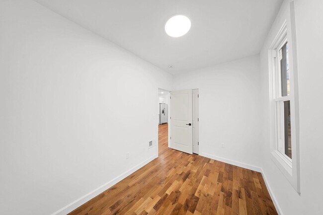 Building Photo - 319 William St