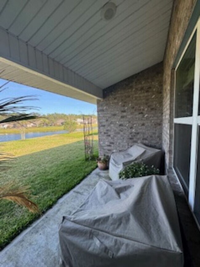 Building Photo - Beautiful 3/2/2 in Sawmill creek community! Lawn care included, water view, community pool...