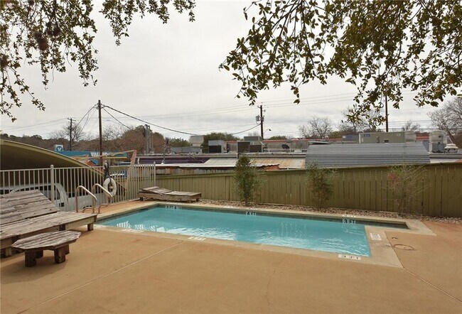 Building Photo - 2302 East Side Dr