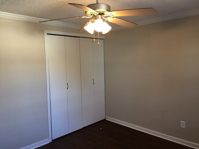 Building Photo - 1 BEDROOM AVAILABLE FEBRUARY 9TH!