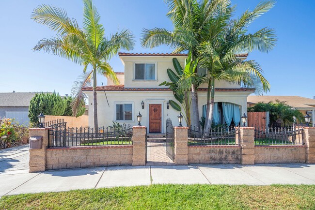 Primary Photo - Warm and inviting Hawthorne Home!