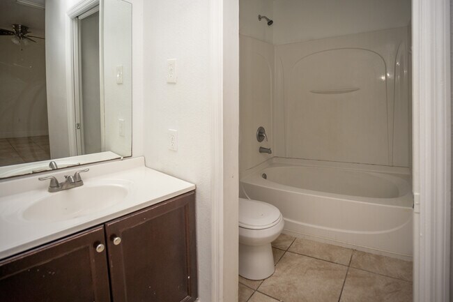 Building Photo - Gated Club Cortile 3/2 Condo 1st-Floor In-Unit Laundry
