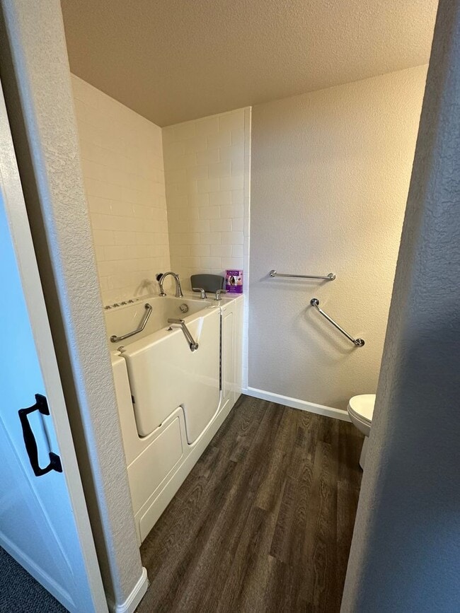 Building Photo - 2 BEDROOM, PLUS OFFICE SPACE, 2 BATHROOM, ...