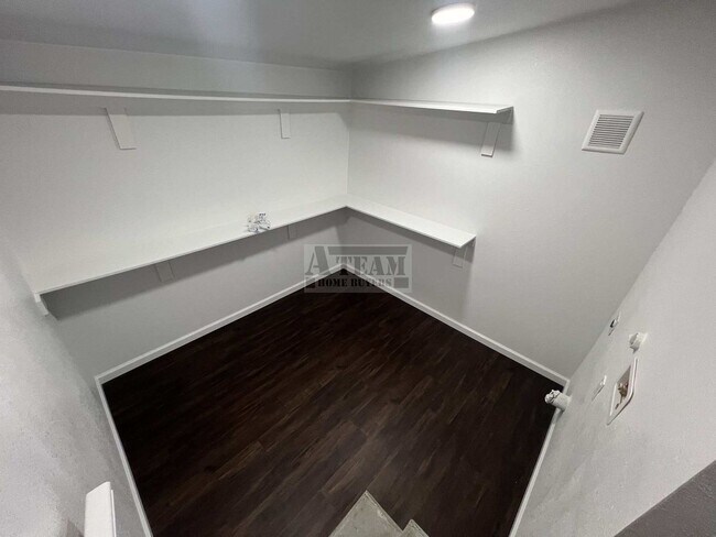 Building Photo - Beautiful Remodeled 3 Bed 1.5 Bath