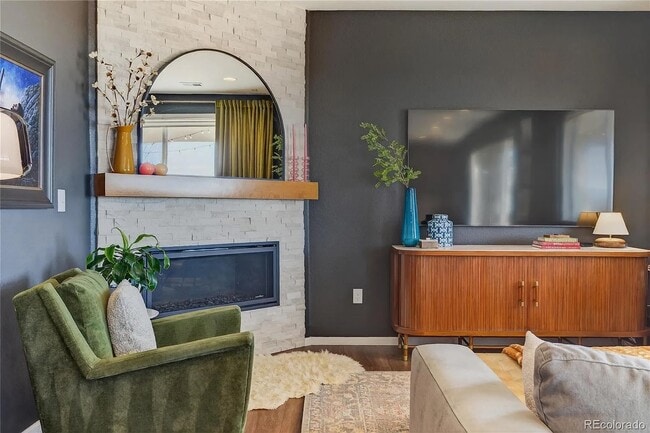 Building Photo - 949 N Undergrove Way