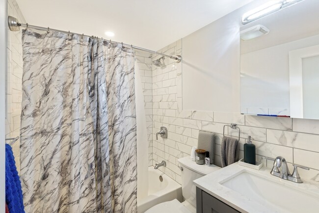 Building Photo - 205 Great Rd