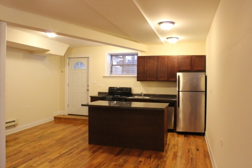 Primary Photo - 1115 W Oakdale Ave