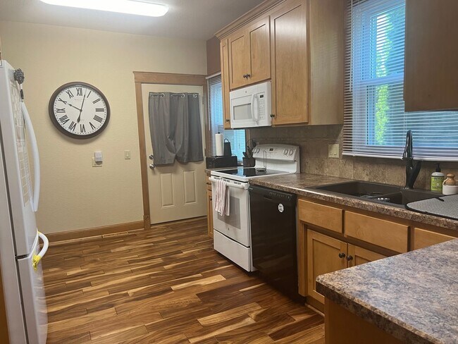 Building Photo - Charming Forest Lake View - Includes UTILITIES