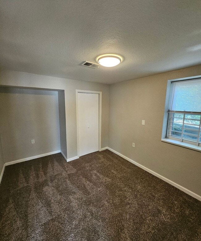 Building Photo - Modern Makeover in KCMO — Renovated, Pet-F...
