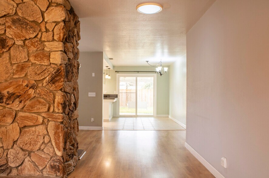 Entry - 651 Hill St