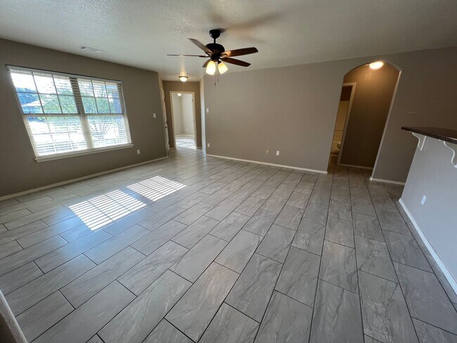 Building Photo - Very nice 4 bed 2 bath home