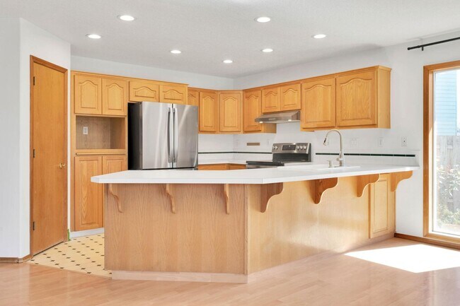 Building Photo - Bright, roomy 3-bdrm/2-bath home w/ office...