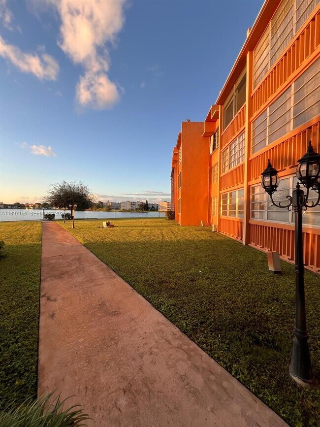 Building Photo - 1591 NE Miami Gardens Dr