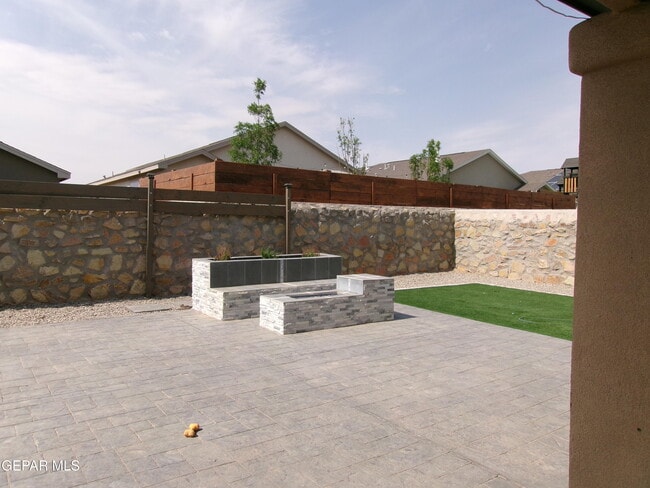 Building Photo - 645 La Entrada Cir