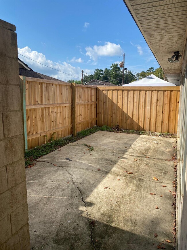 Building Photo - 2241 W Pensacola St