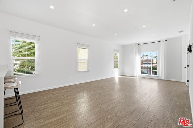 Building Photo - 455 Rexford Dr