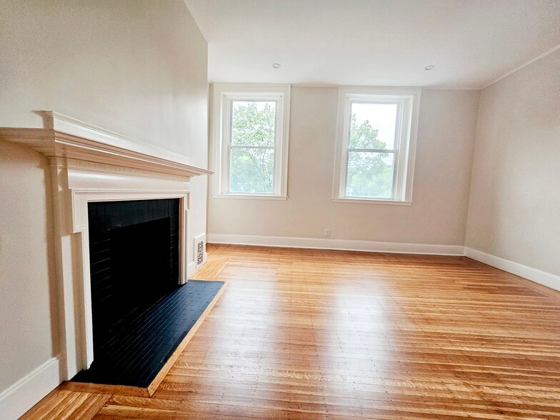 Building Photo - 1726 Beacon St