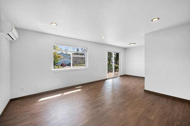 Building Photo - 103 E 12th Ave