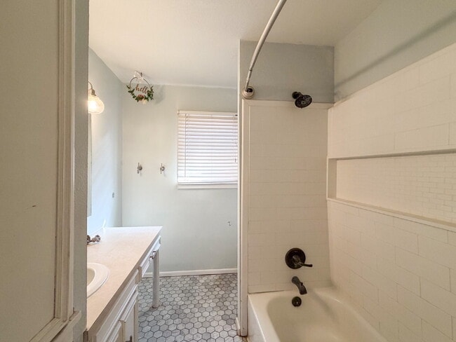 Building Photo - Maedgen Area | 2 Spacious Bedrooms | 1 Car Garage