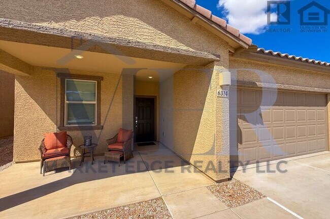 Building Photo - 4Bed/4Bath House w/2 Car Gar in Tucson! $1...