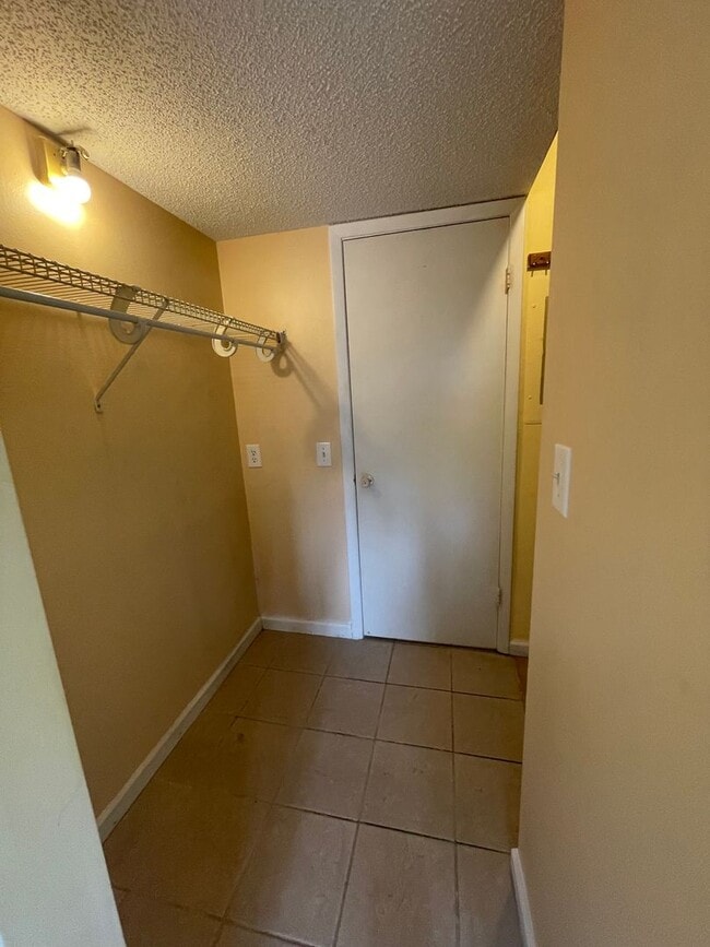 Building Photo - 1 Bed 1 Bath | Central Air | Community Pool | Section 8 Welcome
