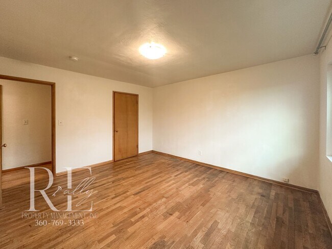 Building Photo - Enjoy Breathtaking Sunsets in the Heart of Manette