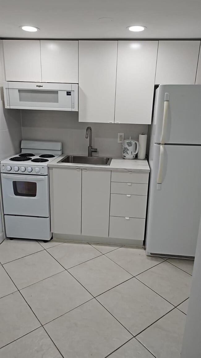 Building Photo - 3000 E Sunrise Blvd