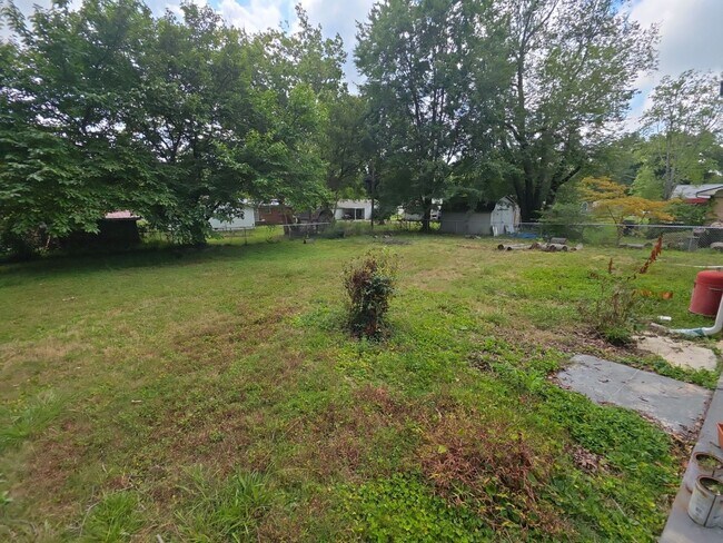 Building Photo - Bright and Spacious 3 Bedroom Furnished Rental