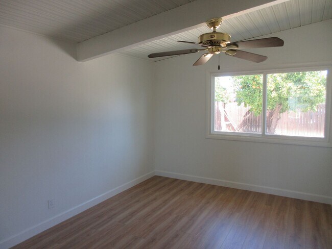 Building Photo - 10818 Paso Robles Ave