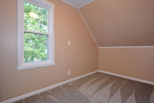 Building Photo - Beautiful 3-Bed 1.5-Bath Home in Forest La...