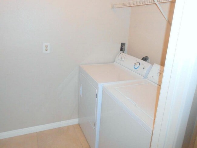 Building Photo - Spacious 2 bedroom Condo in Canyon Lake Community