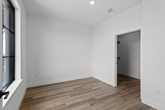 Building Photo - 4315 S Congress Ave