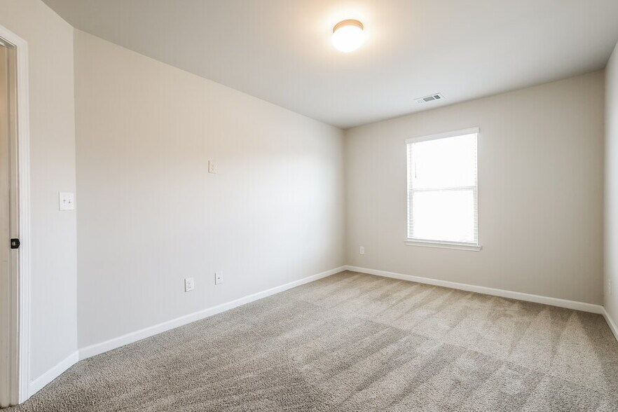 Building Photo - 140 Magnaview Dr